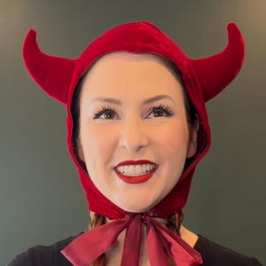 以下が含まれることがあります： サテンリボンタイ付きの赤い悪魔の角フード。フードは柔らかくビロードのような素材で作られています。角は湾曲して尖っています。フードはコスチュームアクセサリーです。