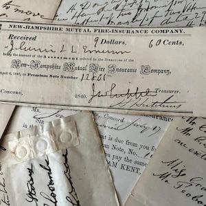 Op de afbeelding: Een antiek document van de New-Hampshire Mutual Fire-Insurance Company, gedateerd 1840, met handgeschreven tekst en een gedrukte bon. De afbeelding bevat andere oude papieren met cursief schrift.