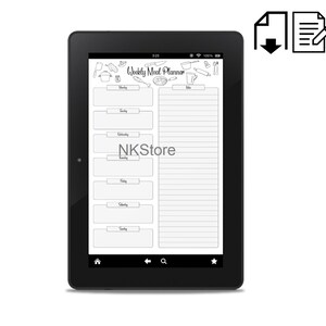 Op de afbeelding: Een zwart-witte digitale tablet met een wekelijkse maaltijdplanner met een lijst van dagen van de week en een notitiegedeelte. De planner is versierd met tekeningen van keukengerei en voedsel.