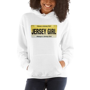 Könnte beinhalten: Weißer Kapuzenpullover mit einem gelben und schwarzen Nummernschild-Design, auf dem "Once a Jersey Girl - Jersey Girl - Always a Jersey Girl" steht.