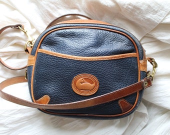 Dooney & Bourke Zipper-Top Crossbody Kameratasche Canteen Bag All-Weather Leder