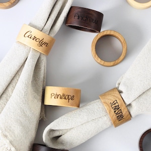 Personalisierte Holz Serviettenringe. Personalisierte Hochzeit Tischdeko