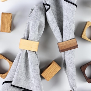 Anelli porta tovaglioli in legno. Anelli porta tovaglioli. Decorazioni per il tavolo da ricevimento nuziale.