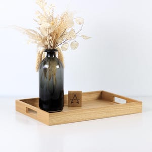 Bandeja de madera de roble con asas. Ideal para decorar mesas de centro y otomanas.