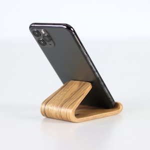 Handyhalter aus Holz. Schreibtischständer für das Büro und den geschäftlichen Gebrauch
