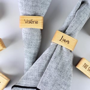Anelli porta tovaglioli in legno personalizzati con nomi. Regalo personalizzato, decorazioni per la tavola di nozze, porta tovaglioli, decorazioni per l'accoglienza.
