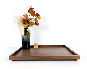 Bandeja otomana grande para servir. Decoración de mesa de centro de madera de nogal para el desayuno en la cama.