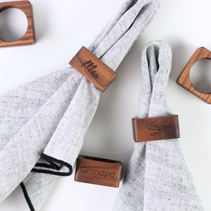 Porta tovaglioli in legno personalizzati con nomi. Porta tovaglioli regalo personalizzati per matrimonio Decorazione da tavola. Porta tovaglioli in legno di noce - porta tovaglioli.