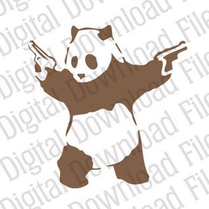 Pode incluir: Um urso panda marrom segurando duas pistolas, uma em cada mão. O panda está olhando para o lado direito da imagem. O fundo é branco.