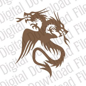 Può includere: Una silhouette marrone di un drago con le ali spiegate e la testa girata di lato. Il drago è rannicchiato in una posizione difensiva.