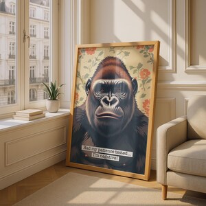 Può includere: Una stampa artistica da parete verticale incorniciata che presenta un'illustrazione dettagliata di un gorilla su uno sfondo color crema con motivi floreali arancioni. Il testo "Had my patience tested... I'm negative!" è su un banner.