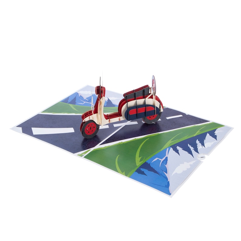 Puede incluir: Una tarjeta emergente roja y blanca con una scooter conduciendo por un camino con monta&ntilde;as en el fondo.