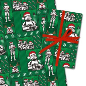 Könnte beinhalten: Grünes Geschenkpapier mit einem sich wiederholenden Muster aus Stormtroopern mit Weihnachtsmützen, Rentiergesichtern, Zuckerstangen und Schneeflocken. Eine rote Schleife ist um das verpackte Geschenk gebunden. Festliches Weihnachtsgeschenkpapier.