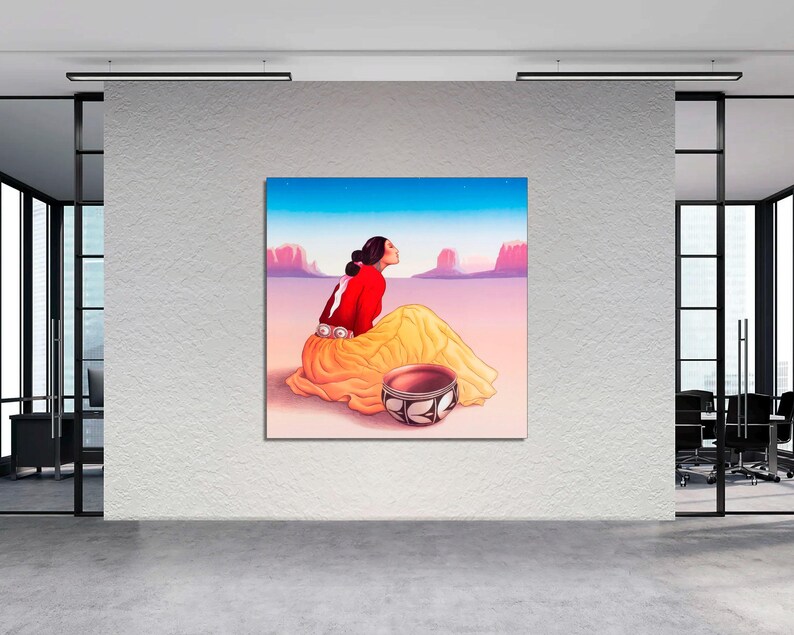 K&ouml;nnte beinhalten: Ein Gem&auml;lde einer Frau in einem roten Kleid und einem gelben Rock, die auf einer W&uuml;stenlandschaft sitzt. Sie h&auml;lt eine traditionelle T&ouml;pferschale. Der Hintergrund ist ein lebendiger Sonnenuntergang.