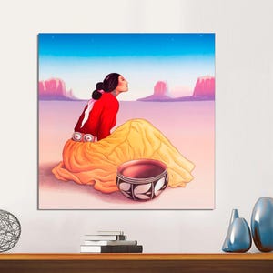 K&ouml;nnte beinhalten: Ein Gem&auml;lde einer Frau in einem roten und gelben Kleid, die in einer W&uuml;stenlandschaft sitzt. Sie blickt zur Seite und h&auml;lt eine Sch&uuml;ssel auf ihrem Scho&szlig;. Der Himmel ist hellblau mit rosa Wolken.