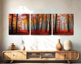 Può includere: Una stampa su tela a trittico raffigurante una vivace scena di foresta autunnale. L'opera mostra alberi alti e snelli con fogliame arancione e giallo, su uno sfondo nebbioso. Il suolo della foresta è coperto di foglie rosse, creando un'atmosfera calda.