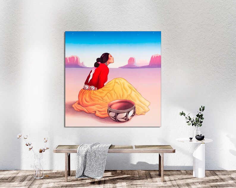K&ouml;nnte beinhalten: Ein Gem&auml;lde einer Frau in einem roten und gelben Kleid, die auf einer sandigen Oberfl&auml;che sitzt, mit einer braunen Sch&uuml;ssel vor ihr. Der Hintergrund ist ein blauer Himmel mit ein paar Wolken und einer fernen Landschaft.