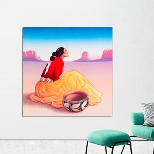 K&ouml;nnte beinhalten: Eine Frau in einem roten Kleid und einem gelben Rock sitzt in einer W&uuml;stenlandschaft und blickt zum Himmel. Vor ihr steht eine traditionelle T&ouml;pferschale.