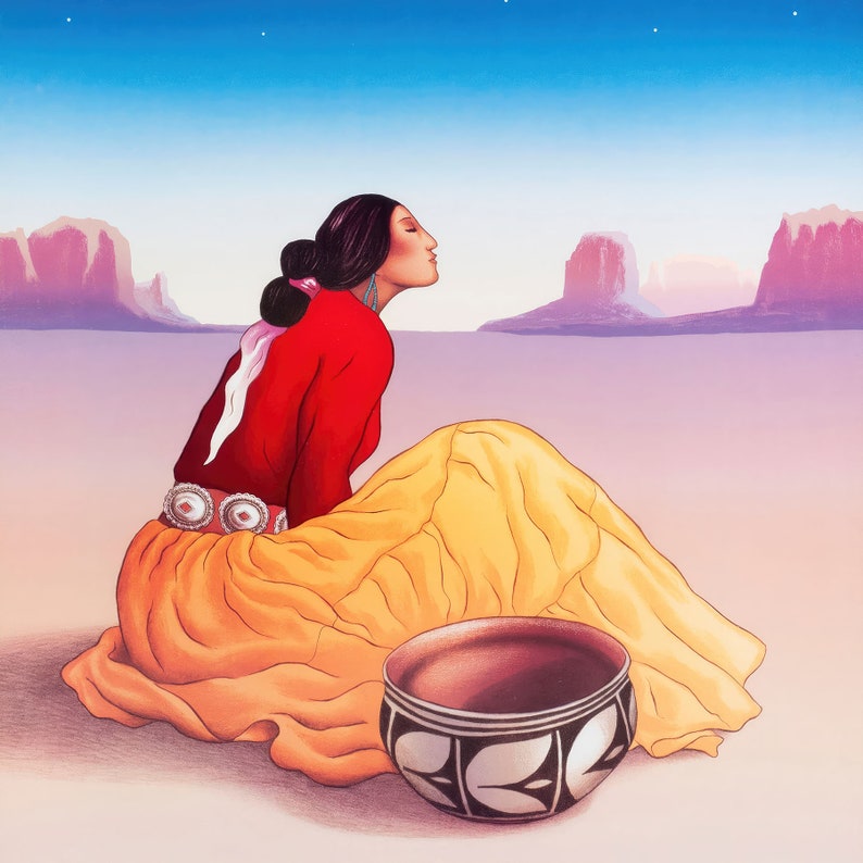 K&ouml;nnte beinhalten: Eine indianische Frau in einer roten Bluse und einem gelben Rock sitzt auf einer W&uuml;stenlandschaft mit einer braunen und wei&szlig;en T&ouml;pferschale vor ihr. Der Himmel ist blau mit Sternen und der Hintergrund ist eine lila und rosa W&uuml;stenlandschaft.