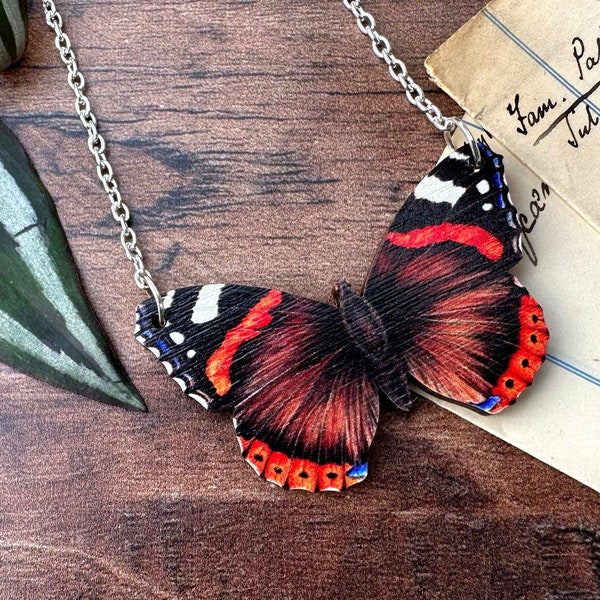 Collar de mariposa almirante rojo, collar de entomología, collar de mariposa, collar de polilla de collar de madera, vida silvestre británica