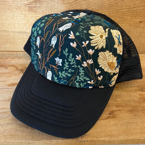 Hand sriched trucker hat Rand main image 4