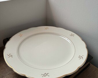 Grande assiette, plat blanc et doré ancien Villeroy & Boch