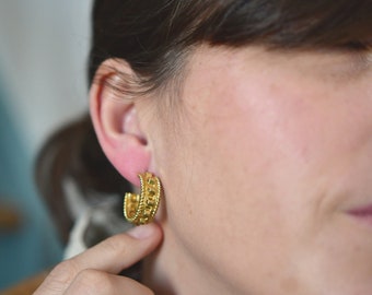 Small thick creole earrings in textured gilded brass