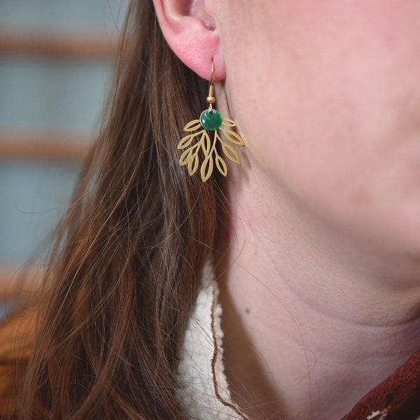 boucles d'oreilles feuillage laiton doré et sequin émaillé vert sapin