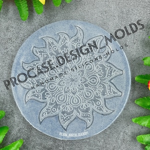 Może przedstawiać: Przezroczysta forma silikonowa z detalicznym wzorem mandali. Forma jest okrągła i ma nadrukowany tekst "PROCASE DESIGN MOLDS HANDMADE SILICONE MOLDS" na spodzie.
