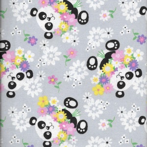 Nieuwe A.E. Nathan schattige panda&#39;s en bloemen comfortabele prints op grijze flanellen stof op maat gesneden & halve tuin