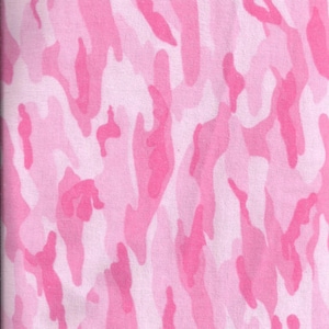 Pode incluir: Tecido de camuflagem rosa com fundo branco. O tecido tem uma textura macia e felpuda.