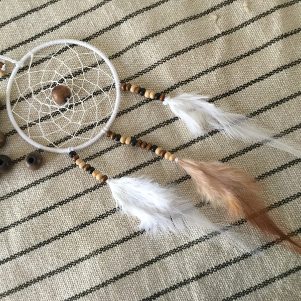 This dream catcher with natural colors of 7 cm in diameter