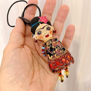 OOAK アートドール ブローチ、ペンダント、ネックレス フリーダ アートドール - ハンドメイドアートジュエリー