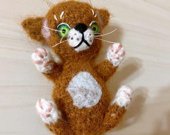 Liten virkad kattplysch – Mohair kattungeprydnad, handgjord väskberlock