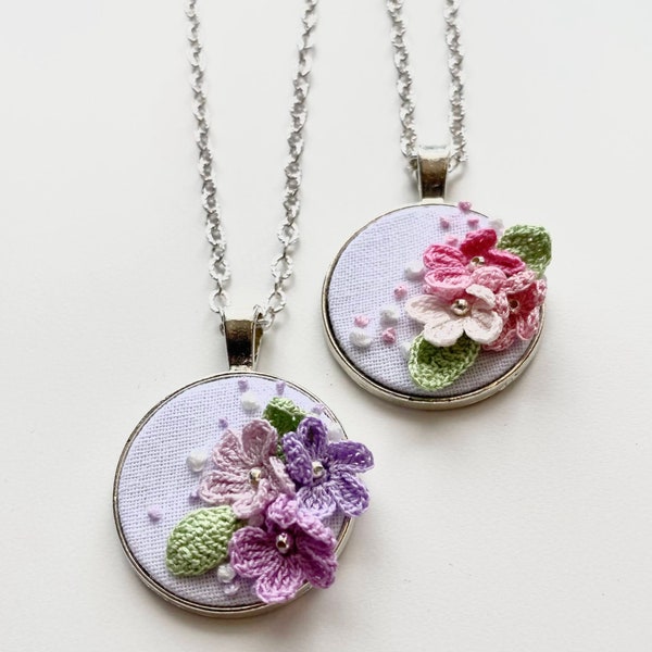 | pendentif Lilac Dreams Fleurs au crochet 3D | Collier Pendentif Brodé | collier de chaîne | micro crochet | | de bijoux au crochet fait main
