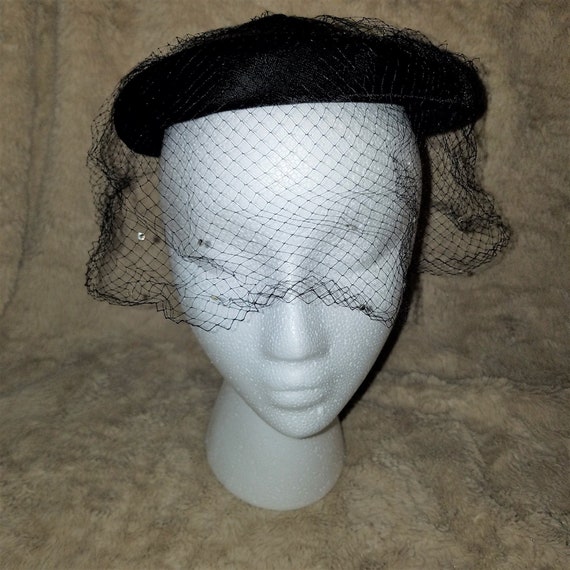 Vintage 1950s Black Velveteen Ring Hat Black Veil
