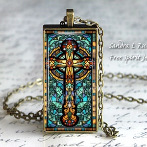 Collana con croce cristiana, regalo cristiano, splendido design in vetro colorato, colori vivaci come gioielli, carta, vetro e metallo, arte digitale