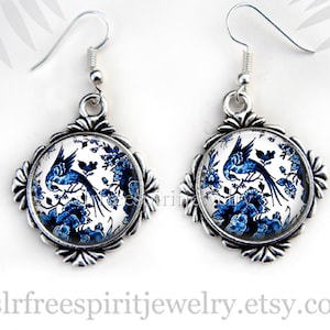 Naszyjnik, bransoletka lub kolczyki z niebieskim ptakiem z Delftu, biżuteria ze srebrnym kaboszonem ze zdjęciem kwiatowym