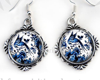 Colar, pulseira ou brincos com pássaro azul de Delft, joias folheadas a prata com cabochão floral e foto.
