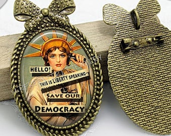 Vote Blue Pin, politischer Schmuck, Kampagne, Save our Democracy Pin, Freiheitsstatue, Vintage Poster Collage Design, Widerstandsbewegung
