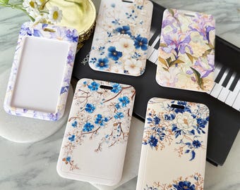 Porta badge identificativo floreale personalizzato: protezione trasparente verticale con motivo a piccoli fiori blu