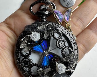 Personalisierte echter Schmetterling mit weißer Rose Taschenuhr-Halskette, Gravierter Name, Geschenk für Sie
