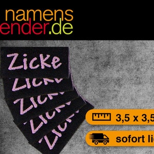 Op de afbeelding: Vijf zwarte stoffen labels met roze geborduurde tekst die "Zicke" zegt. De labels zijn op elkaar gestapeld. De labels zijn 3,5 cm bij 3,5 cm.