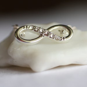 Colar de prata do infinito, presente de casamento da dama de honra, joias do infinito, colar com pingente do infinito, presente de aniversário, colar do infinito, honeybeecharmed