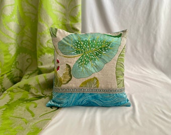 45 cm (18 zoll) Designers Guild geprägtes Samt, Manuel Canovas, „Kala“ besticktes Leinen, dekorativer Kissenbezug in grün und aquablau