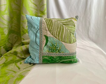 20 ”/ 20” Designers Guild, Samt, Manuel Canovas, „Kala“ besticktes Leinen, dekorativer Kissenbezug in Grün und Aquablau, Jane Hall Design