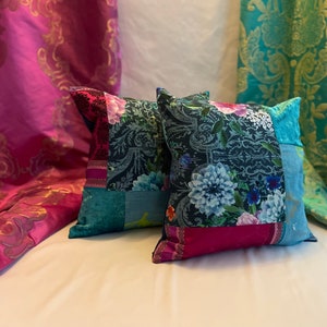 Housse de coussin en velours floral : coussin design bleu sarcelle et magenta (18 x 18 po.)