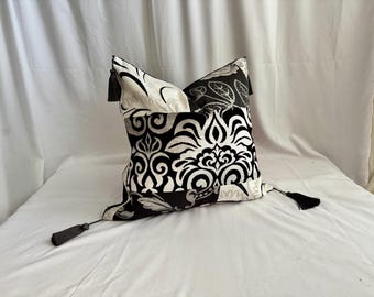 Designers Guild Boho Style, Dekokissenbezug, Schwarz-Weiß, Blumenmuster mit Samt, Jane Hall Design (50,8 cm x 50,8 cm)