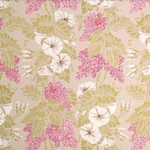 Peut inclure: Papier peint à motifs floraux. Il présente des volubilis blancs, des grappes de lilas roses et des feuilles vertes sur un fond beige. Le motif a une esthétique vintage et botanique, adapté à la décoration intérieure.