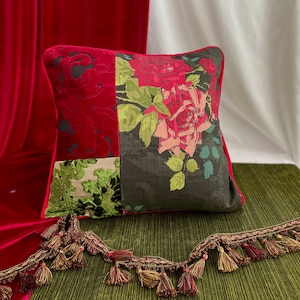 20 po. 20 po. Designers Guild, Jane Churchill Ave, housse de coussin décorative, noir, vert et rouge, lin imprimé, tissu velours, par Jane Hall Design